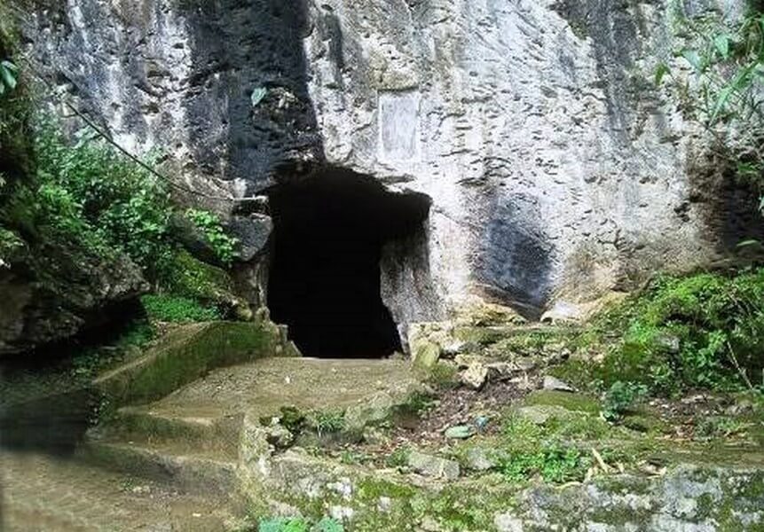 Cổng vào hang động Tả Phìn 